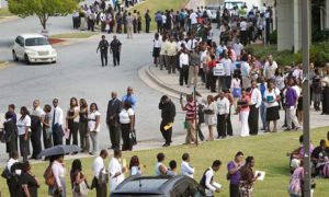 Americans-queue-for-jobs-005