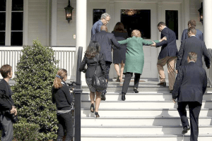 hillary593-clinton-stairs-800