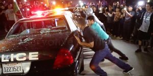hundreds-of-donald-trump-protesters-surround-and-destroy-police-car-at-costa-mesa_-california-rally_grande