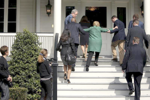 hillary593-clinton-stairs-800